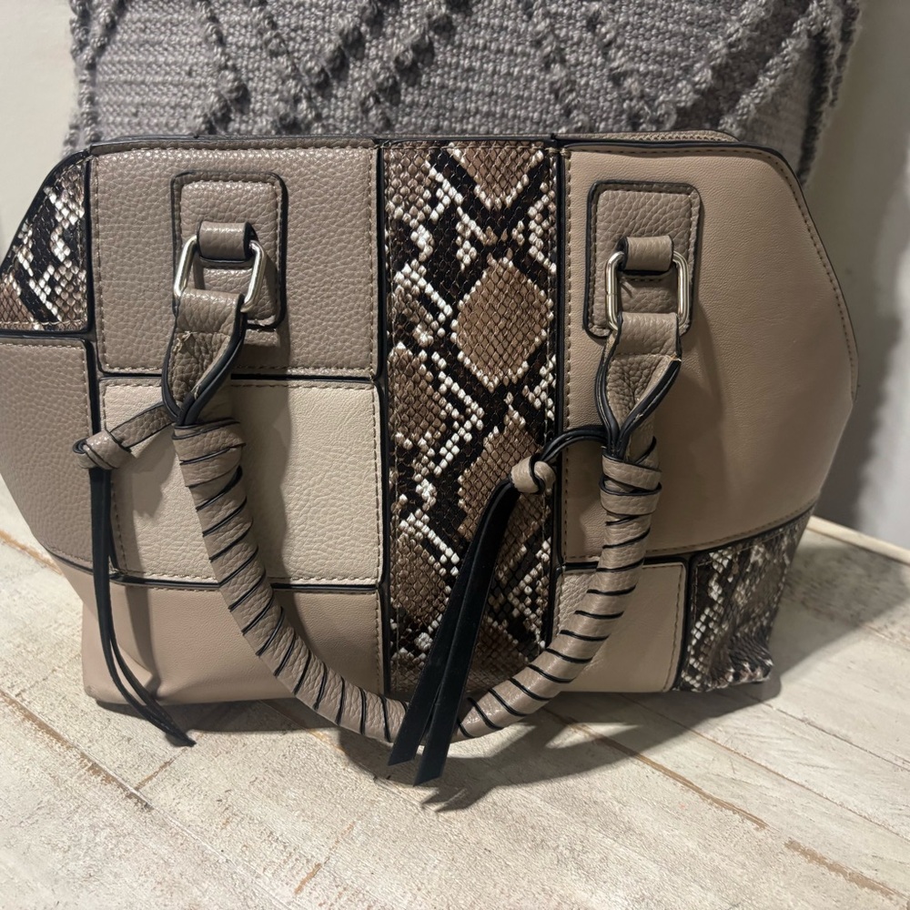 ❤️Carlos by Carlos Santana Rosa Tassel Handbag - Picture 2 of 7
